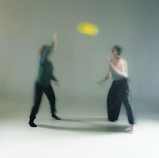 Bewegungsspiele mit verschiedenen Materialien